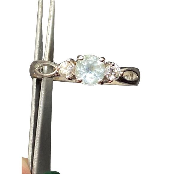 Sterling silver 925 pale blue round topaz and flanked by two small CZs ring 7.5 - Picture 6 of 13